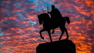 "Majica s likom kralja Tomislava – simbol hrvatske državnosti u modernom dizajnu"