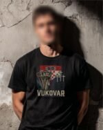 Crna majica s dizajnom Vukovar – Grad Heroj, hrvatska zastava, vodotoranj i križevi